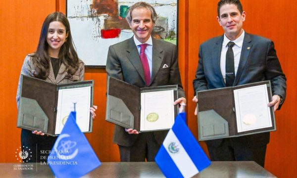 El Salvador recibió los aplicativos del organismo de energía nuclear. / Cortesía