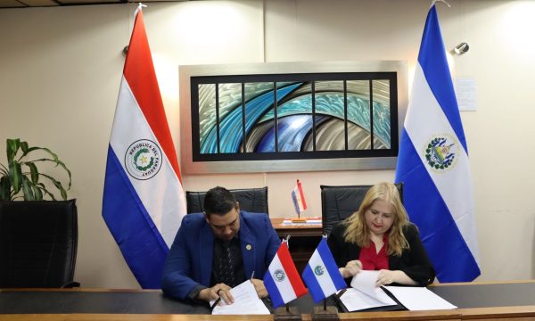 Firma del memorándum de entendimiento entre la Seprelad de Paraguay y la CNAD de El Salvador. /Cortesía.