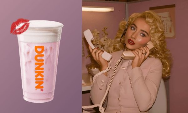 Sabrina Carpenter sostiene un teléfono retro en un ambiente rosa, junto a una bebida de Dunkin’ sabor fresa con espuma fría.