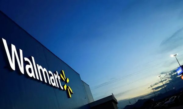Fachada de una tienda Walmart iluminada al atardecer, con el logo visible sobre un fondo azul. Imagen representativa de la expansión logística de Walmart en México.