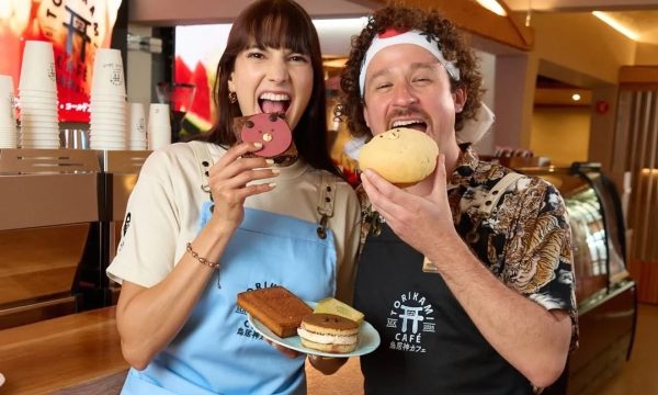 Luisito Comunica y Ari Tenorio posan dentro de Torikami Café en CDMX mostrando postres japoneses con forma de animales.