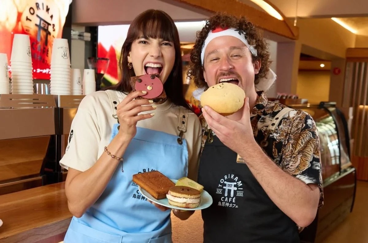 Luisito Comunica y Ari Tenorio posan dentro de Torikami Café en CDMX mostrando postres japoneses con forma de animales.