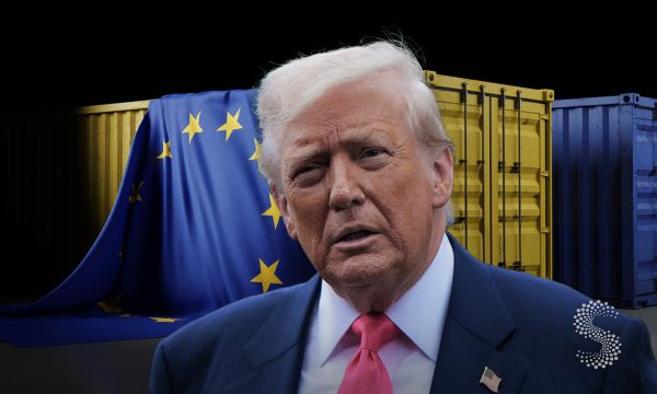 Donald Trump frente a contenedores con bandera de la Unión Europea, en el contexto de los aranceles a Suiza