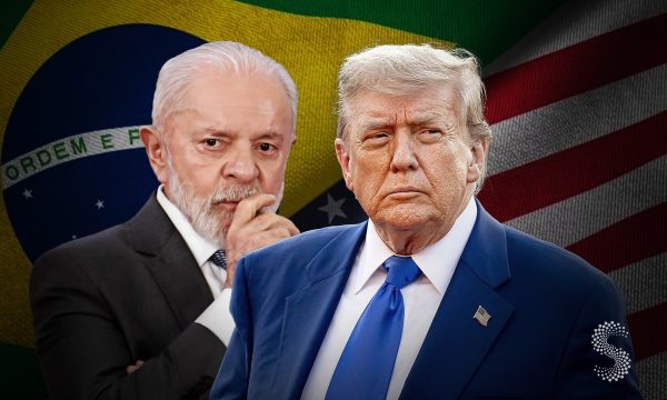 Presidentes Luiz Inácio Lula da Silva y Donald Trump con banderas de Brasil y Estados Unidos de fondo, en el marco de tensiones comerciales.