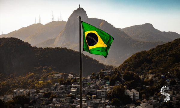 Bandera de Brasil ondeando al viento, símbolo nacional.