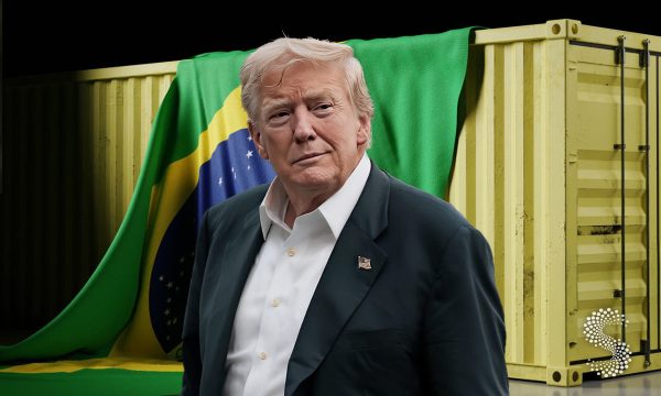 Donald Trump frente a un contenedor con la bandera de Brasil, en medio de la disputa comercial entre Estados Unidos y Brasil.