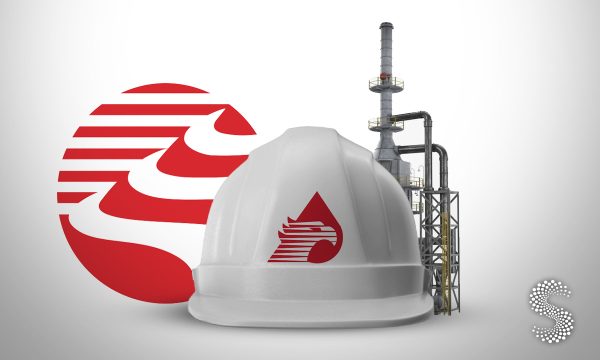 Logo y casco de seguridad de Pemex frente a torre de refinación, en el marco de la mejora de calificación crediticia de Moody’s en septiembre 2025