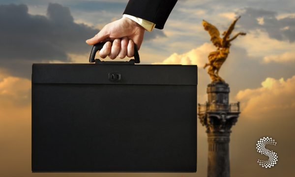 Maletín de negocios frente al Ángel de la Independencia en Ciudad de México