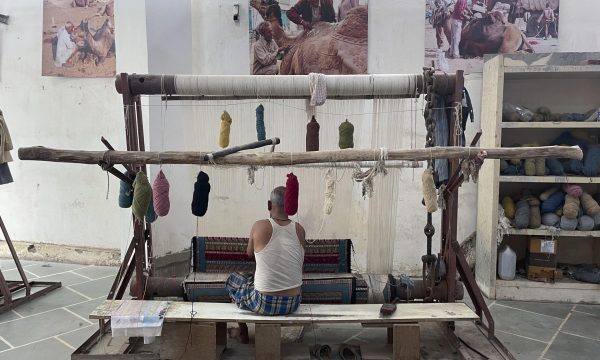 Artesano indio trabaja en un telar en Jaipur, uno de los sectores afectados por los aranceles de Estados Unidos.