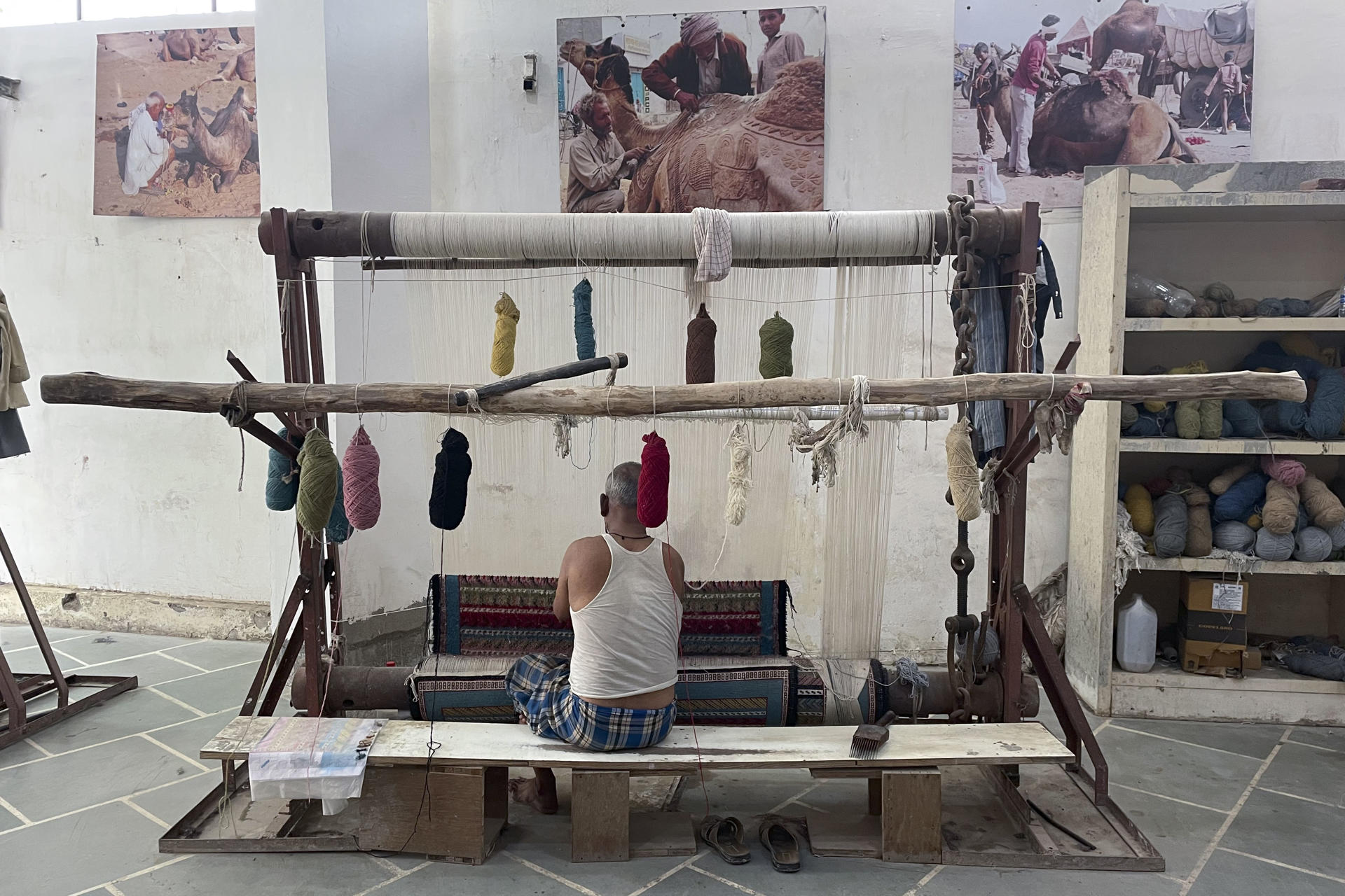 Artesano indio trabaja en un telar en Jaipur, uno de los sectores afectados por los aranceles de Estados Unidos.