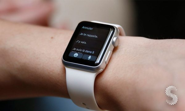 Reloj inteligente Apple Watch en uso, muestra mensajes en pantalla.