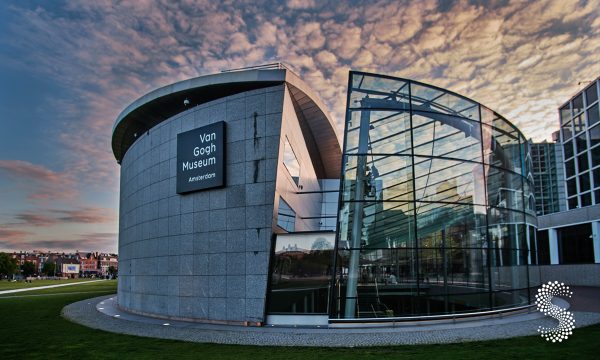 Fachada del Museo Van Gogh en Ámsterdam, uno de los principales destinos culturales de Países Bajos.