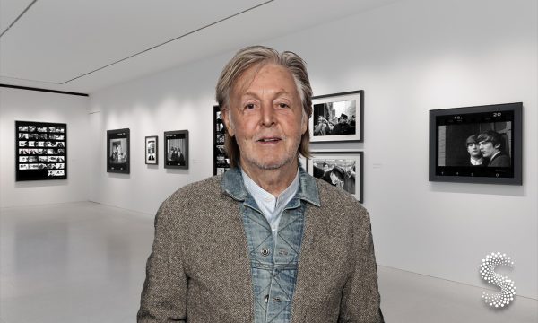 Paul McCartney en la galería Gagosian de Londres durante la exposición “Espejo Retrovisor”, con fotografías inéditas de The Beatles.