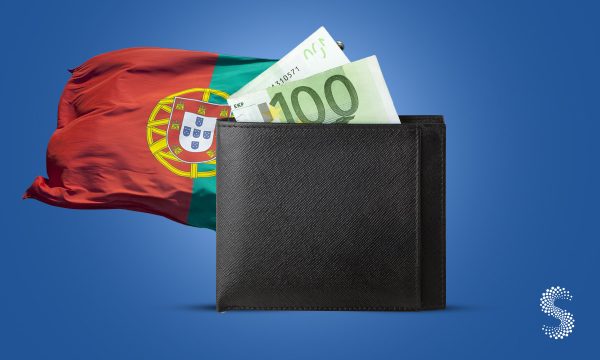 Bandera de Portugal junto a una billetera con billetes de 100 euros, representando el salario bruto medio en el país.