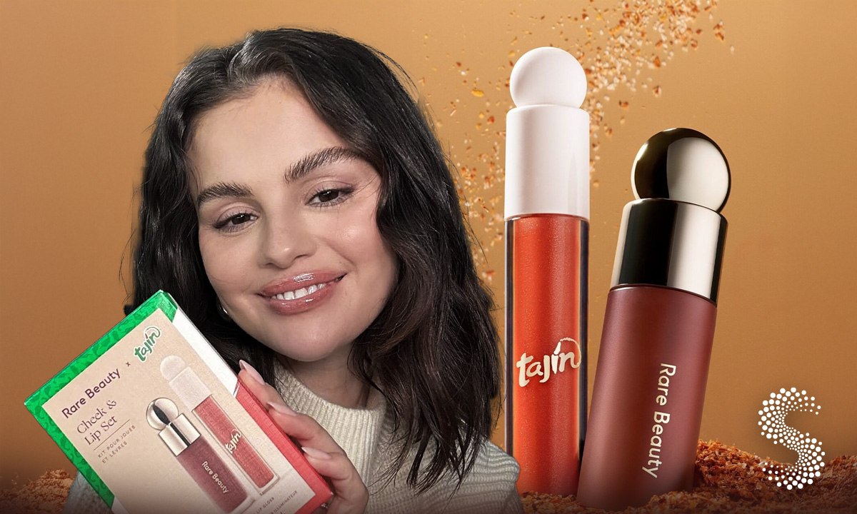 Selena Gomez sostiene el set Rare Beauty x Tajín Cheek & Lip, con rubor líquido Chamoy y lip gloss Clásico edición limitada.