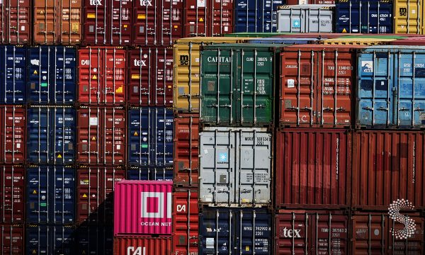 Contenedores marítimos en puerto ilustran el comercio internacional y la logística de envíos entre Europa y Estados Unidos.