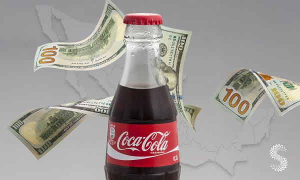 Botella de Coca-Cola con billetes de dólares sobre un mapa de México, simbolizando inversión de 85 millones de dólares en Jalisco.