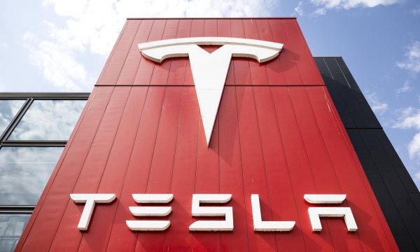 La automotriz estadounidense Tesla anunció este miércoles que entregó 497,099 vehículos en el tercer trimestre de 2025, lo que representa un crecimiento del 7% interanual y una cifra superior al consenso de mercado. Los resultados financieros completos se conocerán el 22 de octubre.