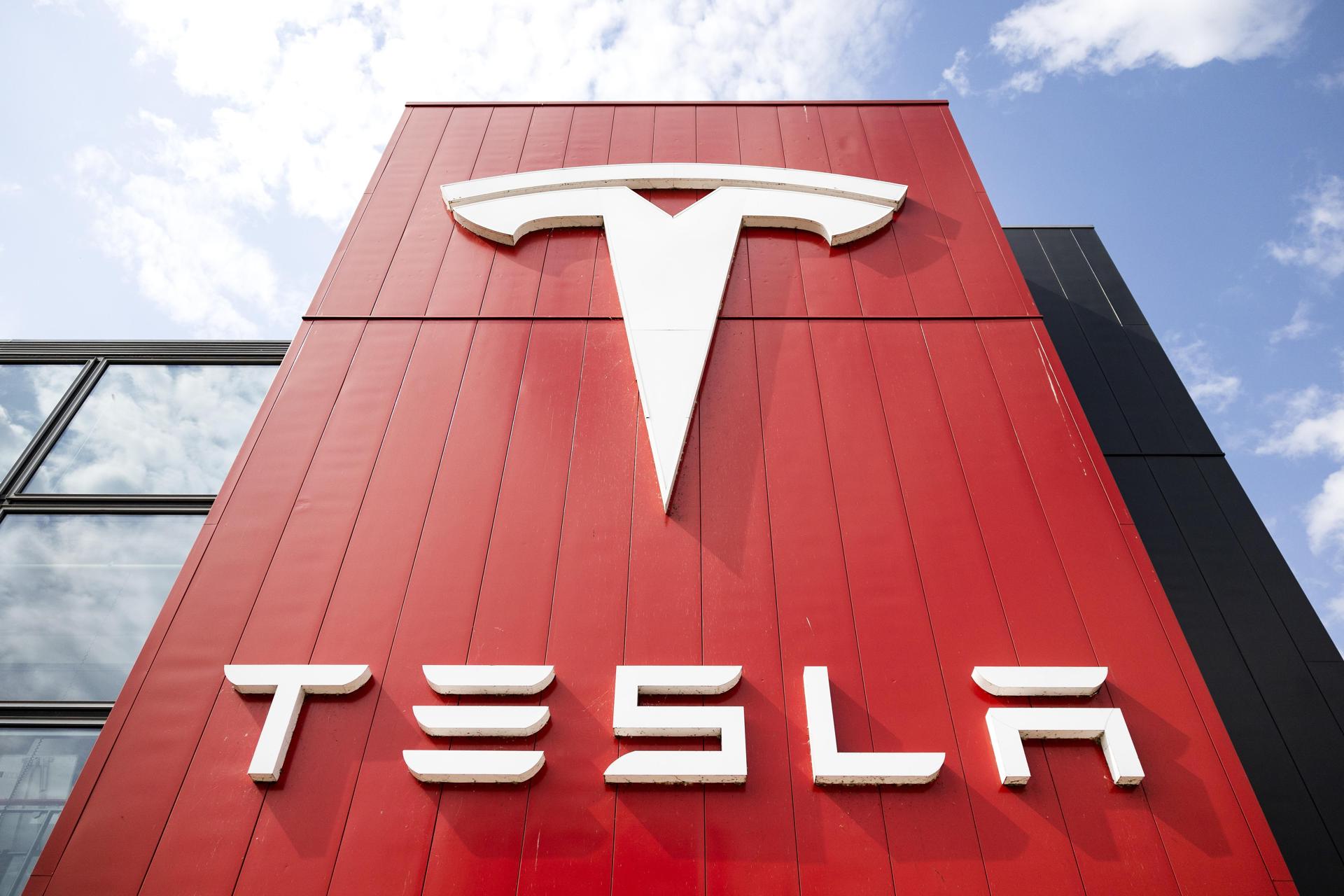 La automotriz estadounidense Tesla anunció este miércoles que entregó 497,099 vehículos en el tercer trimestre de 2025, lo que representa un crecimiento del 7% interanual y una cifra superior al consenso de mercado. Los resultados financieros completos se conocerán el 22 de octubre.