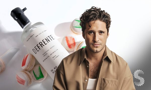 Diego Boneta junto a una botella de Tequila Defrente y macarons de Maison Kayser decorados con los colores patrios de México.