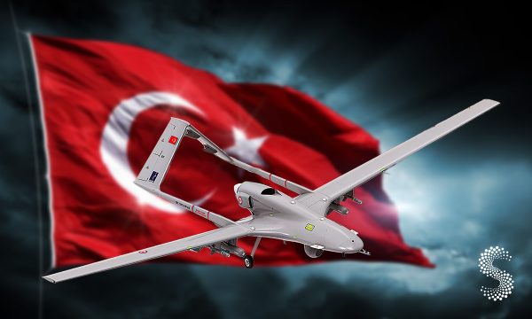 Dron militar turco Bayraktar sobre fondo de bandera de Turquía.