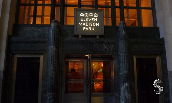 Fachada del restaurante Eleven Madison Park en Nueva York, reconocido con tres estrellas Michelin.