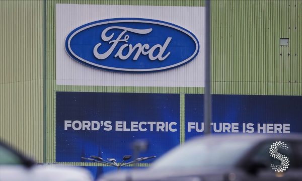 Logo de Ford sobre un edificio con el mensaje “Ford’s electric future is here”.