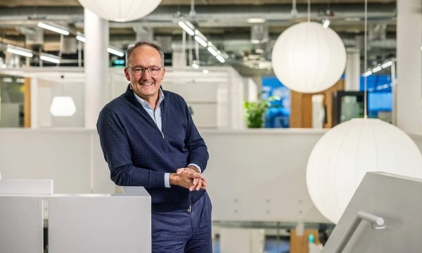 Juvencio Maeztu, nuevo CEO y presidente mundial de Ingka Group | Ikea, posando en una tienda de la compañía.