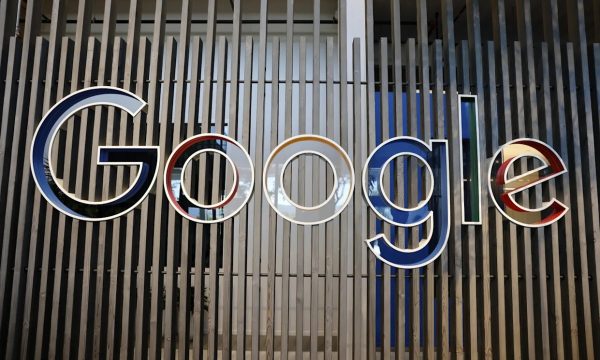 Logo de Google en la entrada de sus oficinas.