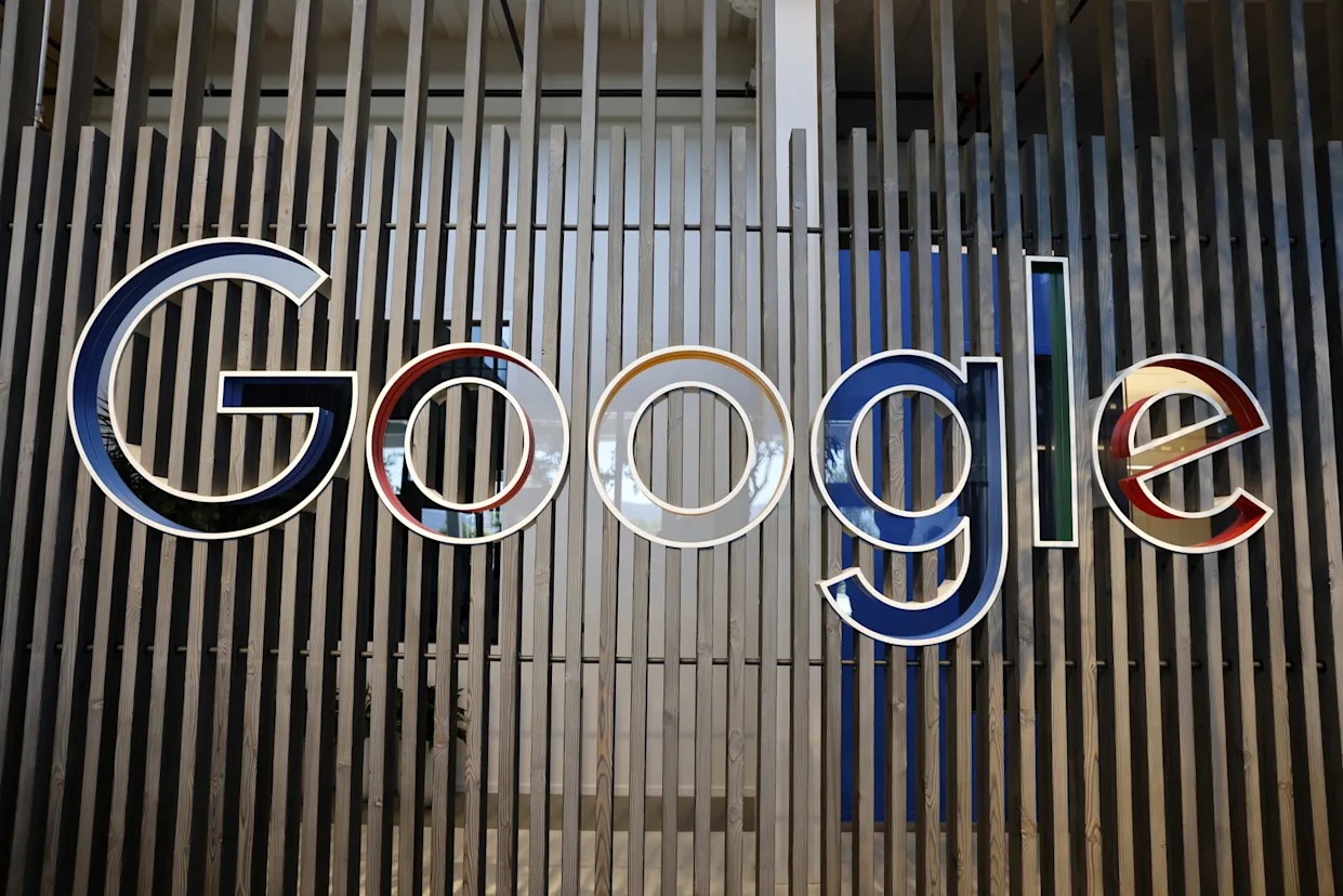 Logo de Google en la entrada de sus oficinas.