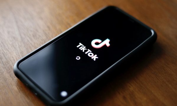 Teléfono móvil con la pantalla de inicio de TikTok, ilustrando el uso de la aplicación en Estados Unidos.