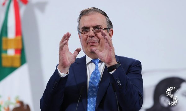 Marcelo Ebrard anuncia decreto que suspende la importación de calzado terminado en México.