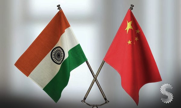 Banderas de India y China cruzadas simbolizando la reapertura del comercio fronterizo y la reanudación de vuelos directos entre ambos países