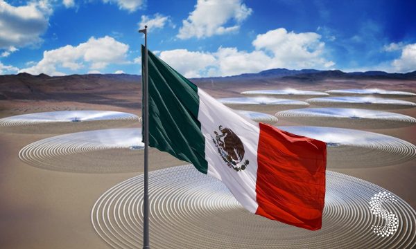 Bandera de México frente a infraestructura energética, simbolizando el crecimiento de data centers y demanda eléctrica hacia 2030.