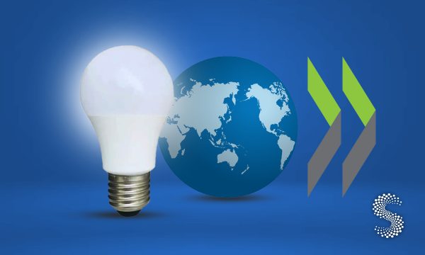 Gráfico con logo de la OCDE, bombilla y globo terráqueo sobre comercio internacional