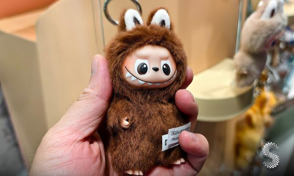 Muñeco Labubu de Pop Mart en versión miniatura, figura coleccionable con orejas puntiagudas y traje marrón peludo, muy demandado en China y a nivel global.