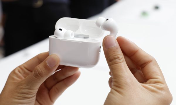 A person examines the new Apple AirPods Pro 3 at an Apple product launch event on the campus of Apple Park in Cupertino, California, USA, 09 September 2025. EFE/EPA/JOHN G. MABANGLO