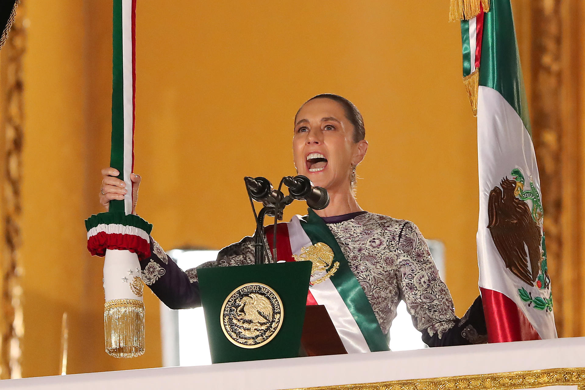 La presidenta de México, Claudia Sheinbaum participa en la ceremonia por el 215 aniversario del Grito de Independencia