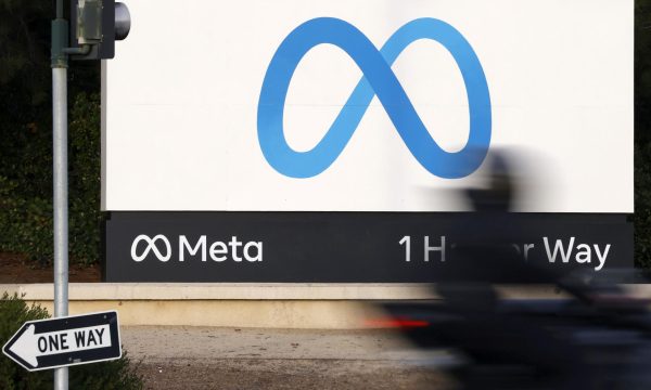 Logo de Meta en la sede principal de la compañía en Menlo Park, California.