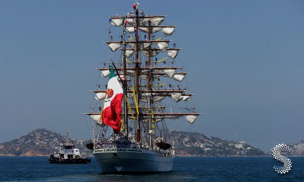 Buque escuela Cuauhtémoc de la Marina mexicana navega con velas desplegadas y bandera de México en aguas abiertas.