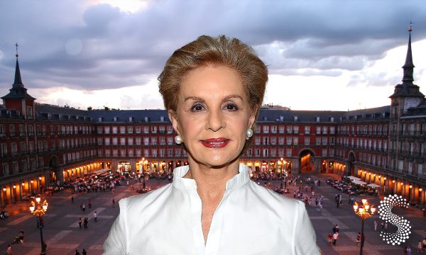 Carolina Herrera en la Plaza Mayor de Madrid, lugar del desfile Primavera-Verano 2026 de la firma.
