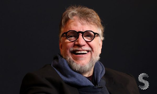 Guillermo del Toro sonríe durante una presentación, en el marco del anuncio de la subasta de su colección “Bleak House”.