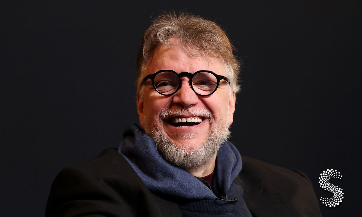 Guillermo del Toro sonríe durante una presentación, en el marco del anuncio de la subasta de su colección “Bleak House”.