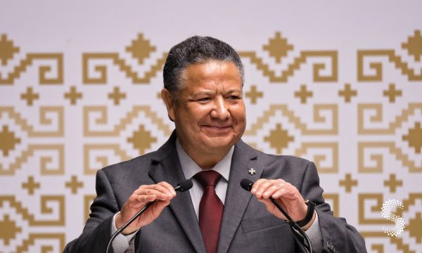 Julio Menchaca Salazar presentó su informe regional.