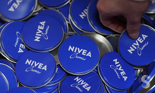 Latas de crema Nivea, uno de los cosméticos alemanes más reconocidos, símbolo del crecimiento del sector en 2025.