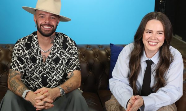 MEX3391. CIUDAD DE MÉXICO (MÉXICO), 22/09/2025.- El dúo musical, Jesse Huerta (i) y Joy Huerta (d), hablan durante una entrevista con EFE este domingo, en Ciudad de México (México). Una historia de éxito, amor, valor, perdón y resiliencia es la que cuentan los cantantes en el documental Jesse y Joy: Lo que nunca dijimos, una producción de HBO en la que abordan detalles inéditos de su vida, como la complicada relación con su padre. EFE/ Mario Guzmán