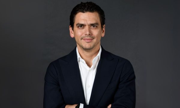 FEMSA designó a José Antonio Fernández Garza-Lagüera como nuevo Director General desde noviembre de 2025. Con amplia trayectoria en la compañía, liderará más de 392,000 colaboradores en 18 países.