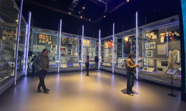 El Victoria & Albert Museum de Londres inaugura el Centro David Bowie, un espacio permanente con más de 90.000 objetos inéditos que exploran su legado creativo.