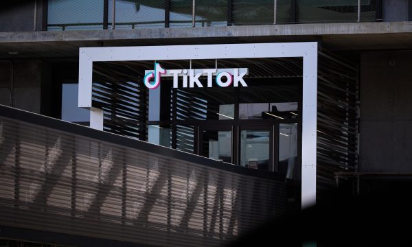 Entrada de una oficina de TikTok con el logotipo de la empresa sobre la puerta principal.