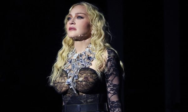 Madonna durante el Celebration Tour con un vestido de encaje negro y un collar brillante, en una de sus últimas presentaciones en vivo.